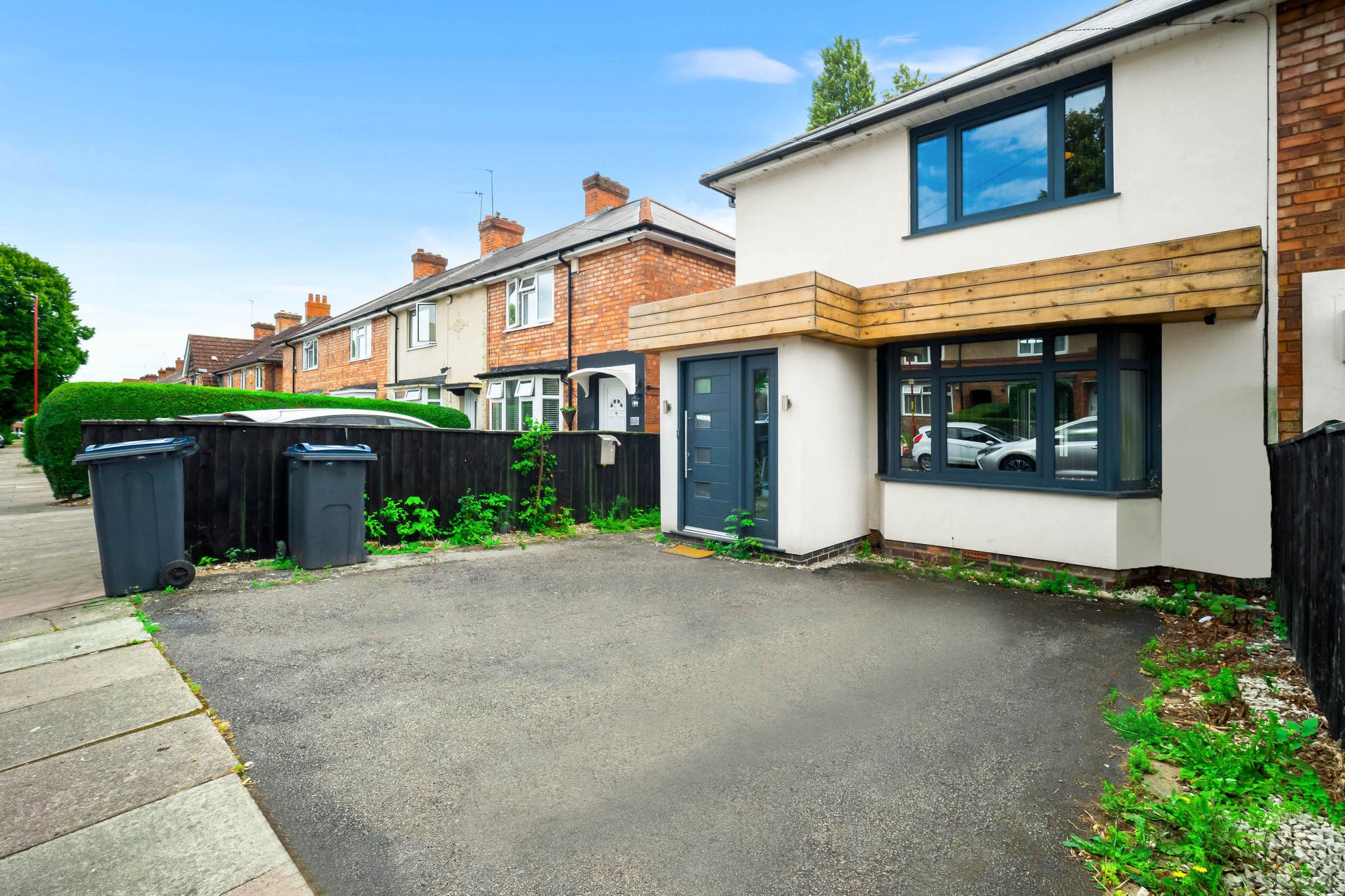 3 Bedroom Luxury Home with Free Drive Parking1