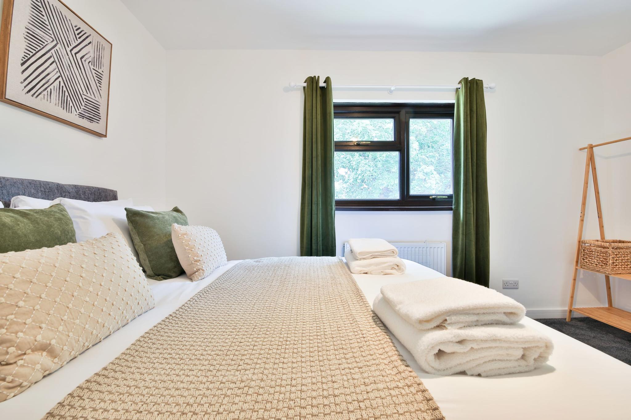 2 -4 Bed Family Home | Contractors, Parking, Wi-Fi2