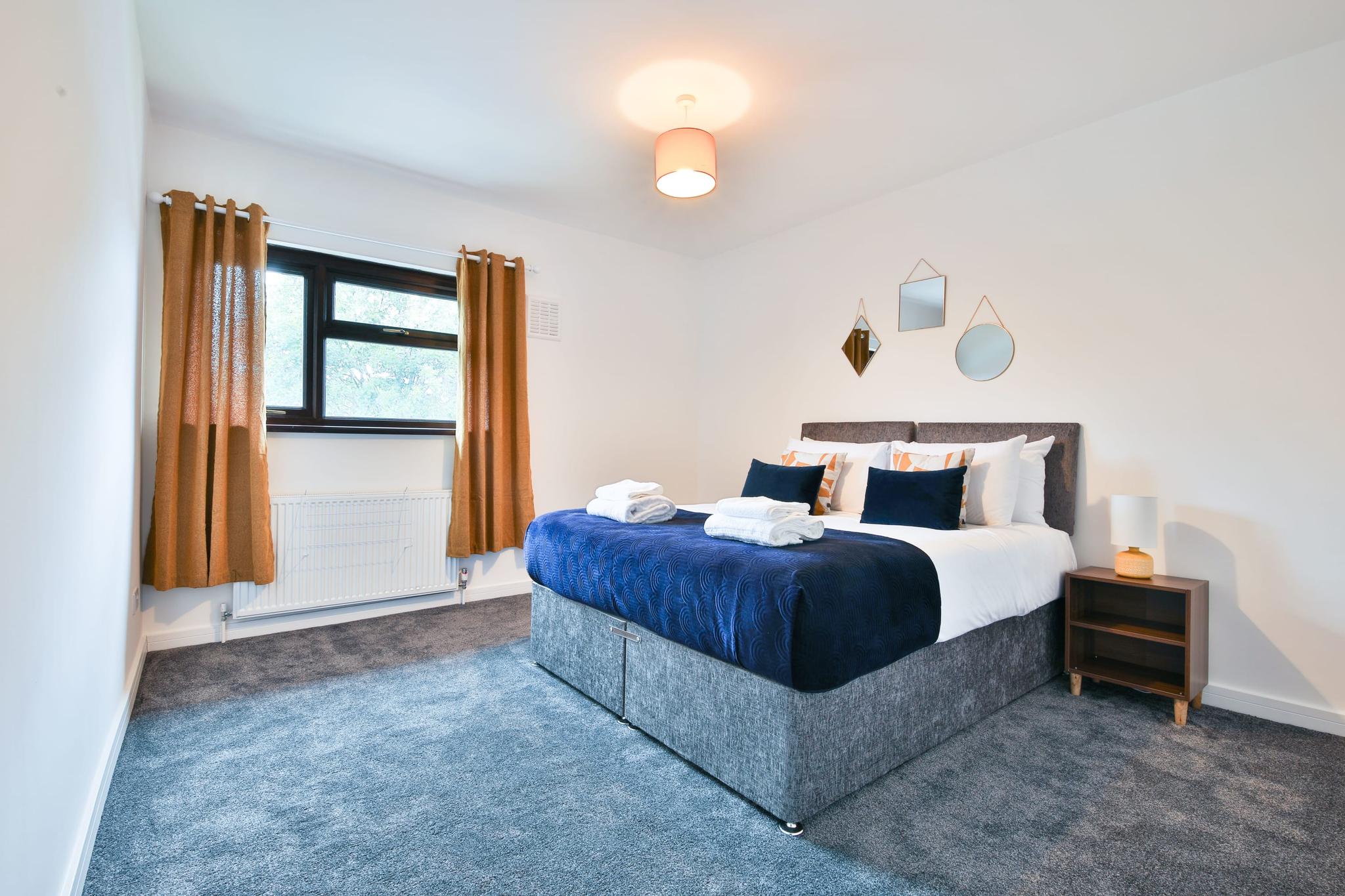 2 -4 Bed Family Home | Contractors, Parking, Wi-Fi5